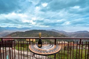 uma garrafa de vinho sentada numa mesa na varanda em Casa Vacanze dell'Angelo em San Mauro Castelverde