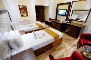 Postel nebo postele na pokoji v ubytování Ras Al Khaimah Hotel