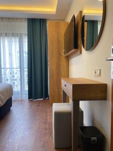 TV a/nebo společenská místnost v ubytování Pege Hotel