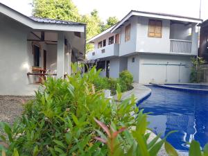 een huis met een zwembad naast een gebouw bij R&;S Restplace Resort in Matabungkay