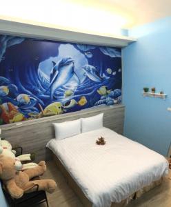 una camera da letto con un murale dell'oceano di Jiahui Elevator Homestay a Città di Taitung