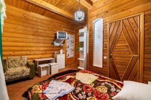 Habitación con cama, silla y TV. en Mrija, en Yaremche