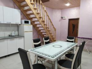 un comedor con mesa y sillas y una escalera en Апартаменти з двома спальнями і кухнею en Yaremche