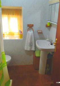 uma casa de banho com um lavatório e um WC em El Zoela em Zamora