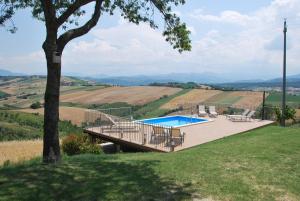 une maison avec une terrasse et une piscine dans l'établissement Casa Con Vista Holiday Rentals, Honeysuckle, à Guardiagrele