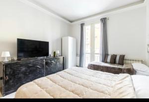 Un dormitorio con una cama grande y un televisor de pantalla plana. en Nikita apartment, en Roma