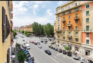 Una vista de una calle de la ciudad con coches y edificios. en Nikita apartment, en Roma