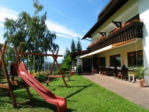 Taman di luar Hotel Sonnenhof