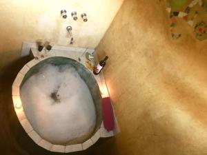 an overhead view of a toilet in a bathroom at Pintoresca Cabaña Céntrica a pasos del río in Mina Clavero