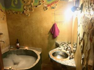 Et badeværelse på Pintoresca Cabaña Céntrica a pasos del río Mina Clavero + 3 billeder