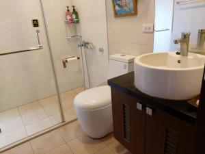 苗栗市的住宿－遇見台灣百合民宿，一间带水槽、卫生间和淋浴的浴室