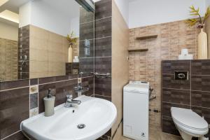 Ett badrum på Sleepway Apartments- Szyperska