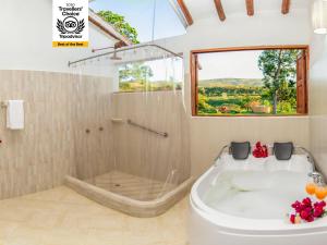 Ett badrum på Hotel Hacienda Macedonia