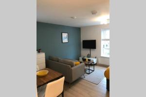 Alison15 - Superior Clifton Studio Apartment في بريستول: غرفة معيشة مع أريكة وطاولة