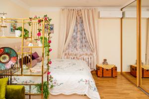 - une chambre avec un lit à baldaquin et une fenêtre dans l'établissement La Boheme - the magic of Riga & Free Parking, à Riga