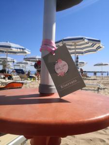 um sinal sentado em cima de uma mesa na praia em B&B Villa Lilla em San Benedetto del Tronto
