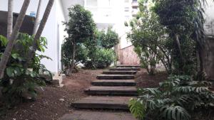 um conjunto de escadas que levam a uma casa em JASMIM em São Paulo