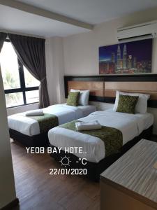 pokój hotelowy z 2 łóżkami i oknem w obiekcie Yeob Bay hotel Ampang w mieście Ampang