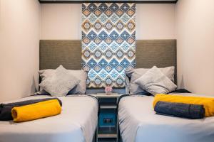 2 camas con almohadas amarillas en una habitación en JJs Lodge Lakewood en York