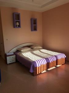Een bed of bedden in een kamer bij Aleksey Hotel