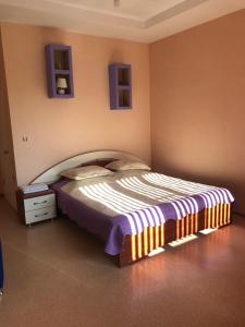 Een bed of bedden in een kamer bij Aleksey Hotel