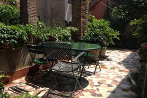 una mesa y sillas en un patio en A PRIVATE TERRACE IN THE HEART OF VENICE, en Venecia
