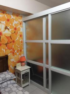 um quarto com uma grande porta de vidro deslizante em Apartment at Tagaytay Prime Residences em Tagaytay