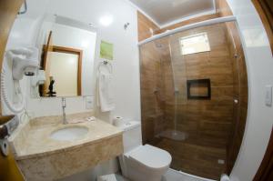 ein Bad mit einem WC, einem Waschbecken und einer Dusche in der Unterkunft Villarejo Parque Hotel in Penha