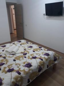 Een bed of bedden in een kamer bij Aparthotel Sweet Home Acasa