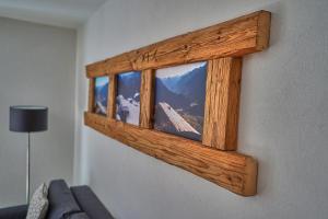 einen Spiegel an der Wand mit Bergblick in der Unterkunft Ferienwohnungen Kappeler in Bad Hindelang