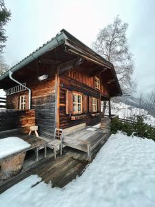 uma cabana de madeira na neve na neve em Berghütte Wattenberg em Wattenberg