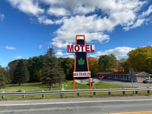 a motel sign on the side of the road at Motel Des Erables in Coteau-du-Lac