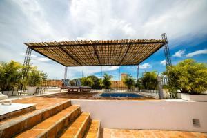 un patio cubierto con un banco y una mesa de picnic en Bioma Boutique Hotel, en Mompox