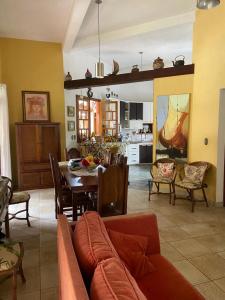 a living room with a couch and a dining room at Casa Praia Pernambuco Condomínio Fechado in Guarujá