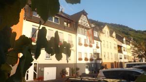 un edificio con auto parcheggiate di fronte di Mosel Panorama a Zell an der Mosel