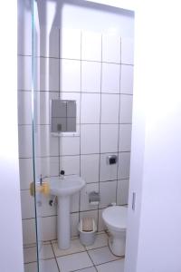 RiachãoにあるPousada Universalの洗面台とトイレ付きのバスルーム