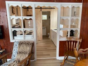 Habitación con estanterías blancas, mesa y escritorio. en Chalet memphrémagog - 203, en Magog-Orford