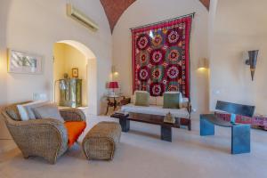 een woonkamer met een bank en een rood tapijt bij VESTA - El Gouna Residence in Hurghada