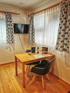 Brunnematta في Ernen: مكتب خشبي مع كرسي أسود وطاولة