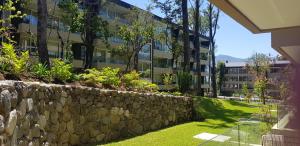 un muro di contenimento in pietra di fronte a un edificio di Departamento Pucon espectacular a Pucón