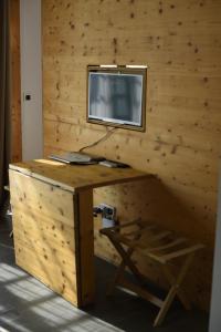 Televízia a/alebo spoločenská miestnosť v ubytovaní Zagreb Camp Bungalows