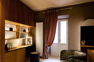 un soggiorno con porta scorrevole in vetro e finestra di Villa Riviera Resort a Lavagna