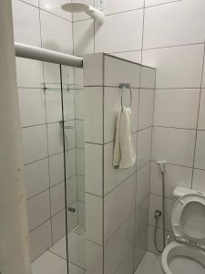 bagno con doccia e servizi igienici. di Pousada do Mineiro a Trancoso