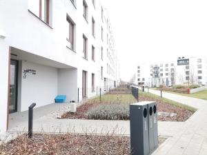 Luxusowy Apartament Klimczaka في وارسو: اطلالة خارجية على مبنى