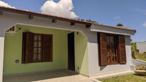 a small house with green and white at Departamento Bienestar Termas in Federación