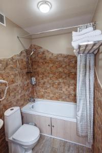 uma casa de banho com um WC e uma banheira em Hotel 3 Gnoma em São Petersburgo