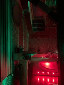 Zdjęcie z galerii obiektu Apartament z JACUZZI dla DWOJGA przy PROMENADZIE w mieście Ełk