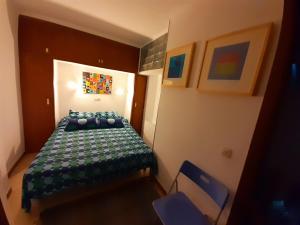 - une petite chambre avec un lit et deux chaises dans l'établissement Apartamento vistas mar primera linea playa, à Platja d'Aro