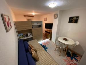 - un petit salon avec un canapé bleu et une table dans l'établissement Lake apartment, à Blidinje