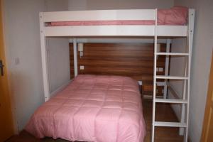 - une chambre avec 2 lits superposés et des draps roses dans l'établissement Résidence Bardon-Perry, à Le Mont-Dore